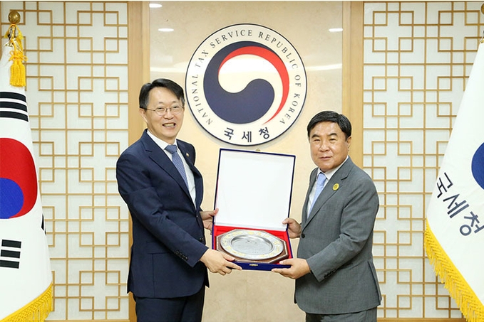 조용근 석성장학회장(오른쪽)이 김현준 국세청장으로부터 감사패를 받고 있다.