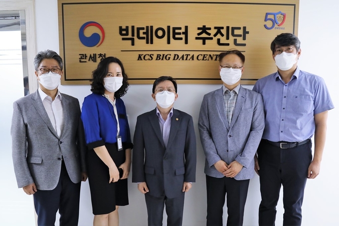노석환 관세청장<중앙>이 빅데이터추진단 관계자들과 기념촬영을 하고 있다.