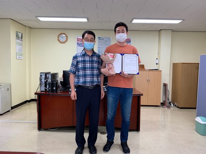 이동훈 경남남부세관장(좌측)과 2분기 상록인에 선정된 이용환 관세행정관이 기념촬영하고 있다.