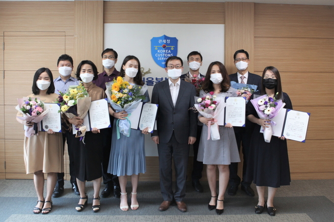이명구 서울세관장(앞줄 왼쪽 네번째)이 적극행정인 수상직원과 기념촬영을 하고 있다.