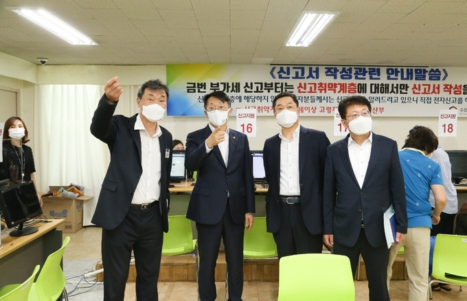 김현준 국세청장(왼쪽 두번째)이 수원세무서 부가가치세 신고창구 설치 운영현황에 대한 설명을 듣고 신속·정확한 신고가 이뤄지도록 당부하고 있다.