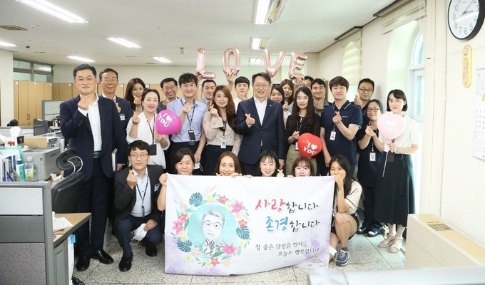 김현준 국세청장이 각 과 사무실을 방문해 직원들을 격려하고 격의없이 소통하고 있다.