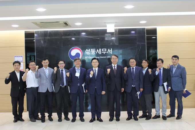 김명준 청장을 비롯한 서울청 관계자, 성동세무서 관리자들이 부가세 신고지원 업무의 완수를 다짐하고 있다. 