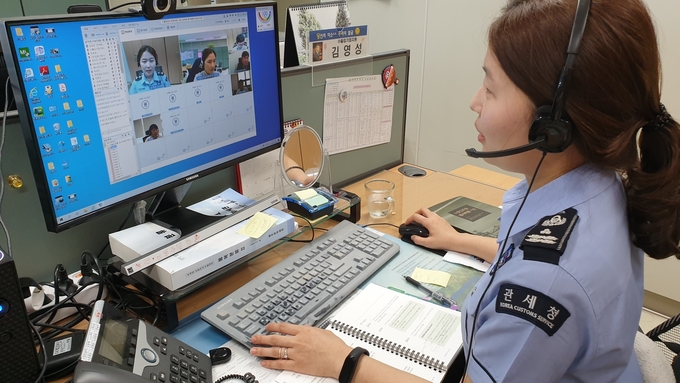 광주세관 임영은 관세행정관이 업체 관계자들에게 수출입 화물 검사비용 지원사업에 관한 설명을 하고 있다.
