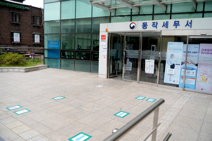 2층 입구에서부터 대강당에 마련된 신고창구까지 입·출구 동선이 분리돼 운영되고 있다.