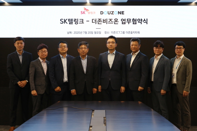 더존비즈온은 SK텔링크와 '기업고객 WEHAGO T edge 제공'에 관한 업무협약을 체결했다.