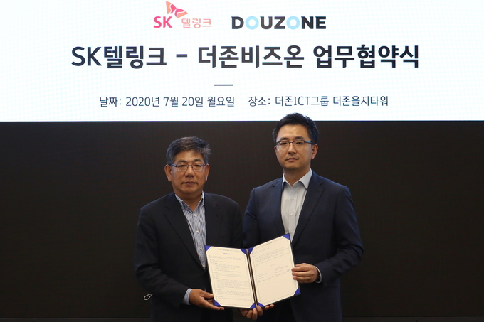 더존비즈온은 20일 을지로 본사에서 SK텔링크와 사업 제휴 협약을 체결했다. 사진 왼쪽부터 양주혁 SK텔링크 본부장, 송호철 더존비즈온 대표.