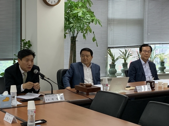 간담회에서 박달영 서울청 부가세과장(왼쪽)이 격려사를 하고 있다.(가운데 유준용 서울협회장)