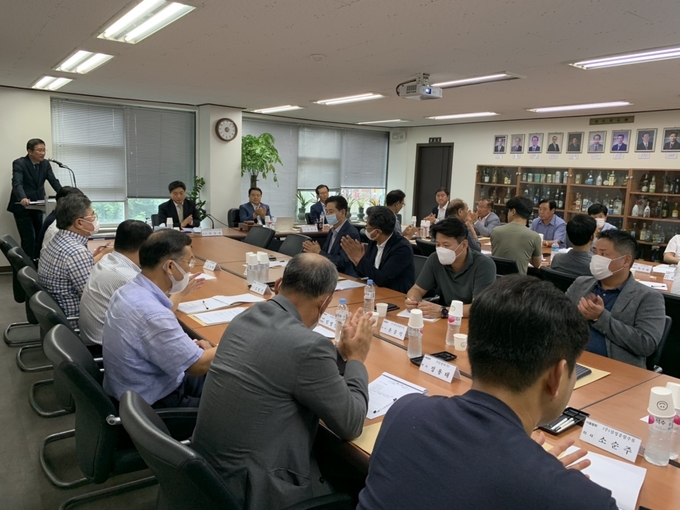 서울협회 회의실에서 간담회가 진행되고 있다. 