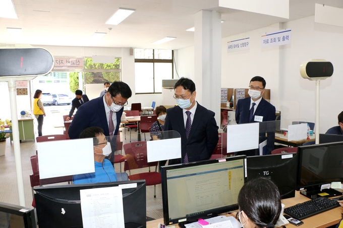 이동신 부산청장<오른쪽 두 번째>이 지난 21일 김해세무서 신고창구에서 납세자의 의견을 청취하고 있다.
