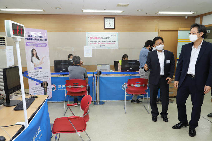 구진열 인천청장(오른쪽 첫번째)이 최진복 포천세무서장에게 부가세 신고 현황에 대한 설명을 듣고 있다.