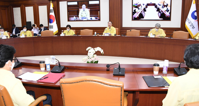 정부는 30일 서울 광화문 정부서울청사에서 열린 제12차 비상경제 중앙대책본부 회의겸 제30차 경제관계장관회의에서 ‘일반지주회사의 CVC 제한적 보유 추진 방안’에 대해 논의했다..(사진=기재부 제공)