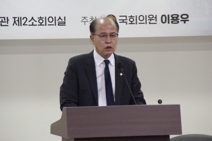 이용우 의원은 지난달 30일 상장회사법 입법공청회를 주최한 데 이어 지난 5일 상장회사에 관한 특례법안을 대표발의했다.