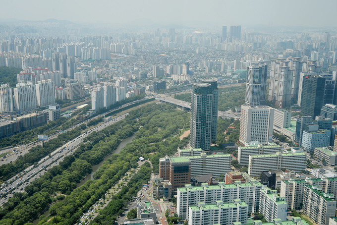 서울 여의도 63빌딩 전망대에서 바라본 도심 아파트 전경.