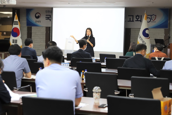 김보연 홍익대 교수가 7일 열린 관세청 국민디자인단 과제완료 보고회에서 인천공항 면세품 비닐쓰레기 배출을 줄이는 방안을 설명하고 있다