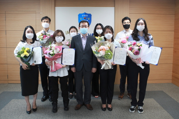 서울세관은 11일 적극행정 우수직원 시상식을 개최했다.