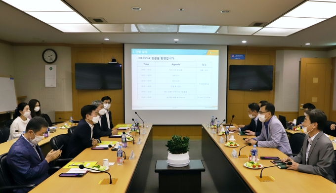 김윤식 인천세관장은 11일 (주) 디비하이텍을 찾아 간담회를 가졌다.