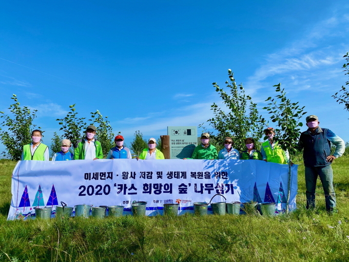 푸른아시아 관계자, 몽골 대학생, 현지 주민으로 구성된 환경봉사단이 몽골 '카스 희망의 숲' 일대에서 나무심기 봉사활동을 마치고 기념촬영을 하고 있다.