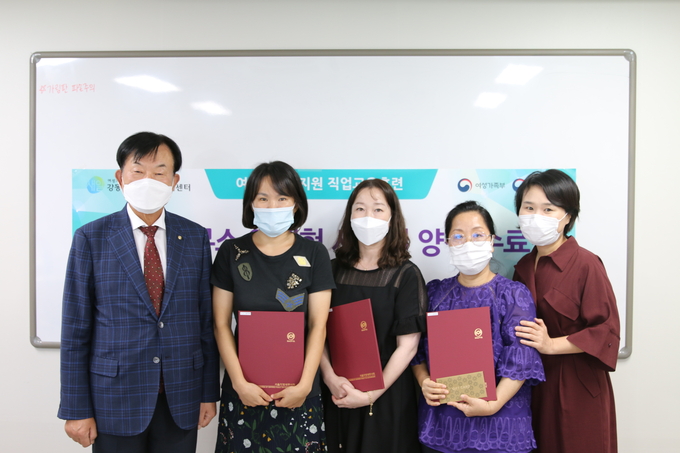 김완일 서울지방세무사회장<왼쪽 첫번째>이 강동여성새로일하기센터의 세무사무원 양성과정 수료식에 참석해 기념사진을 촬영하고 있다. 