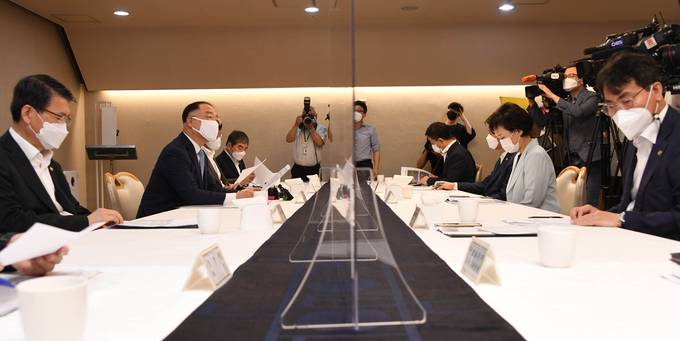 홍남기<왼쪽 두번째> 부총리 겸 기획재정부장관은 2일 정부서울청사에서 '제5차 부동산시장 점검 관계장관회의'를 주재했다.<사진=기재부> 
