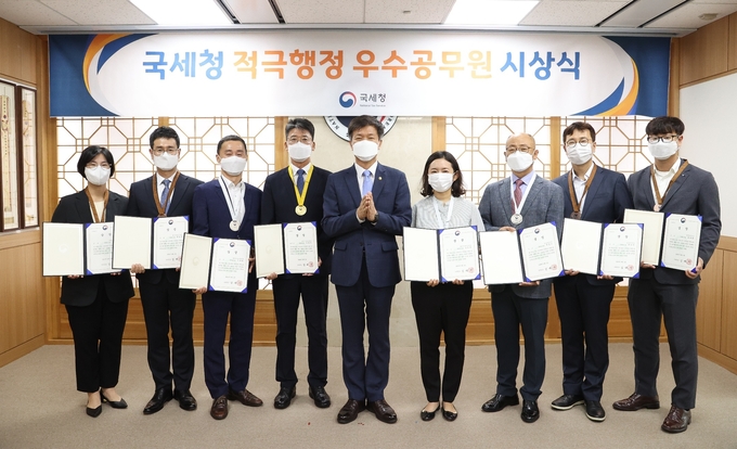 김대지 국세청장(가운데)이 2차 국세청 적극행정 우수공무원으로 선정된 직원들과 기념촬영하고 있다.