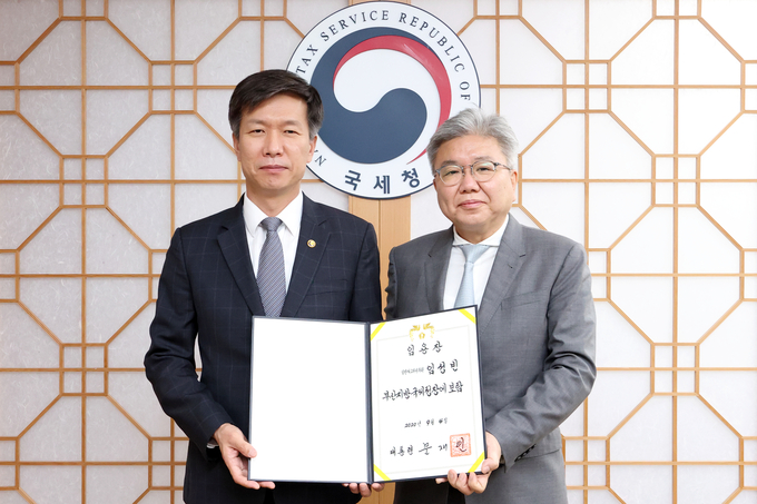 김대지 국세청장<왼쪽>과 임성빈 부산청장이 기념사진을 촬영하고 있다.