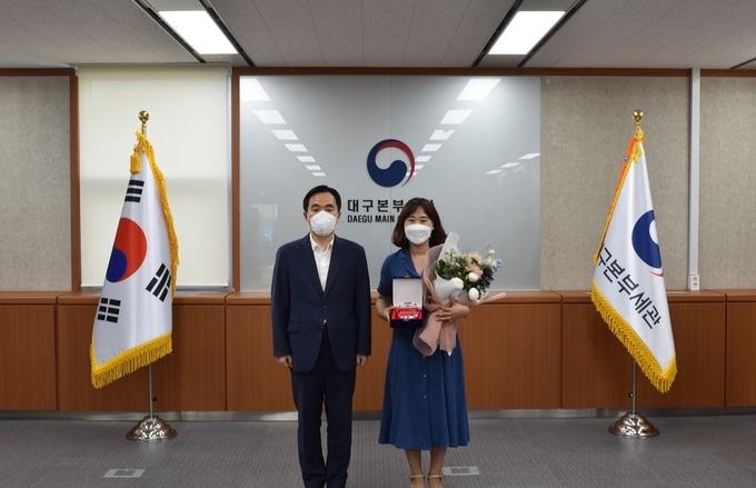 김재일 대구본부세관장(왼쪽)이 8월의 참일꾼으로 선정된 강미영 관세행정관과 기념촬영하고 있다.