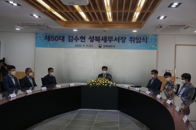 제50대 서장 취임식에서 김수현 성북서장<가운데>이 취임인사를 하고 있다. 