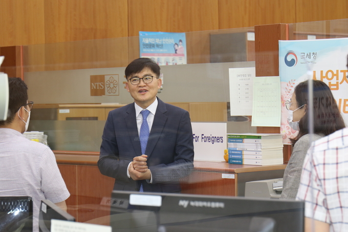 김상구 여수서장이 취임식을 마친 후 각 과를 돌며 직원들과 소통하고 있다.