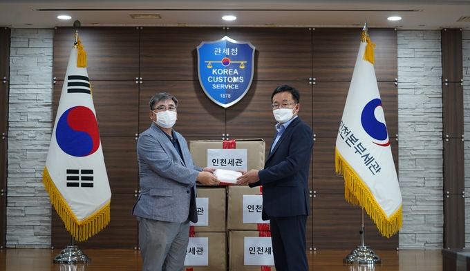 인천세관은 16일 일회용 마스크 9만3천500장을 한국사회복지협의회 산하 전국푸드뱅크 중앙물류센터에 무상전달했다.