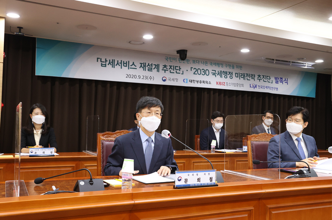 국세청은 23일 본청 회의실에서 ‘납세서비스 재설계 추진단', ‘2030 국세행정 미래전략추진단’ 발족식을 개최했다.<문희철 국세청 차장이 인사말을 하고 있다.>