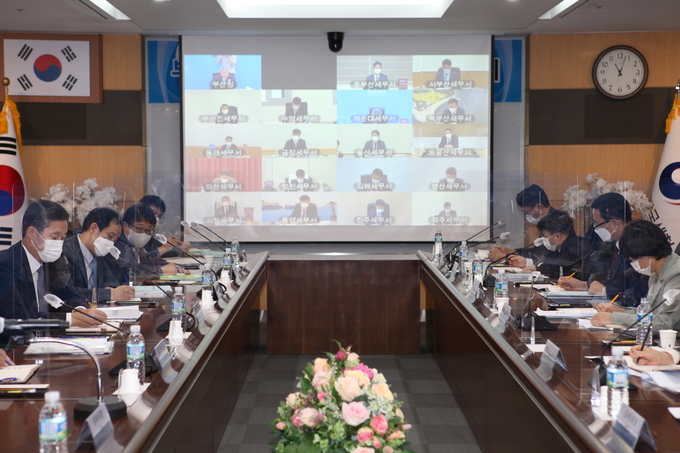 부산지방국세청은 23일 오전 10시 8층 간부회의실에서 지방청과 세무서 회의실을 화상으로 연결해 세무관서장 회의를 개최했다.