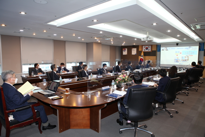 임성빈 부산국세청장이 취임 후 첫 세무관서장 회의를 주재하고 있다.