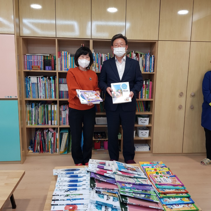 중부세무서는 지난 24일 추석을 맞아 마스크, 참고서 등 위문품과 후원금을 신당꿈구립지역아동센터에 전달했다.