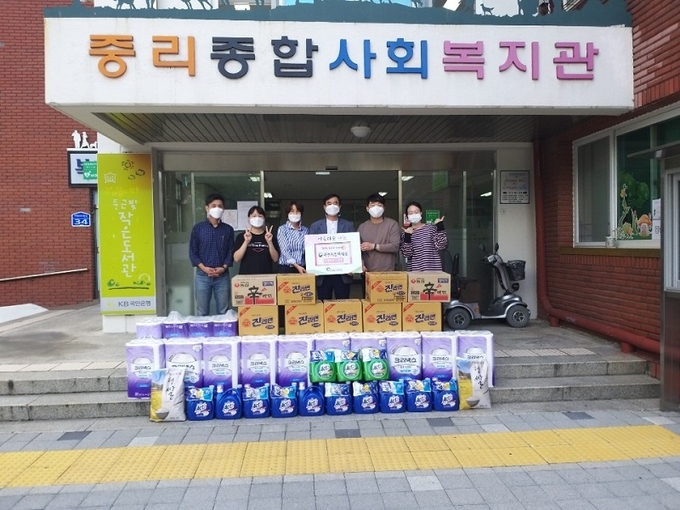 대전청은 25일 중리종합사회복지관 등 5개 노인 및 아동복지시설에 위문품을 전달하고 부서별로 전통시장 장보기를 실시했다.