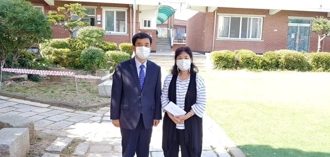 군산세관 심상수 통관지원과장<왼쪽>은 지난 28일 아동 복지시설인 '삼성애육원'과 '스타아동복지센터'를 방문해 후원금을 전달했다.