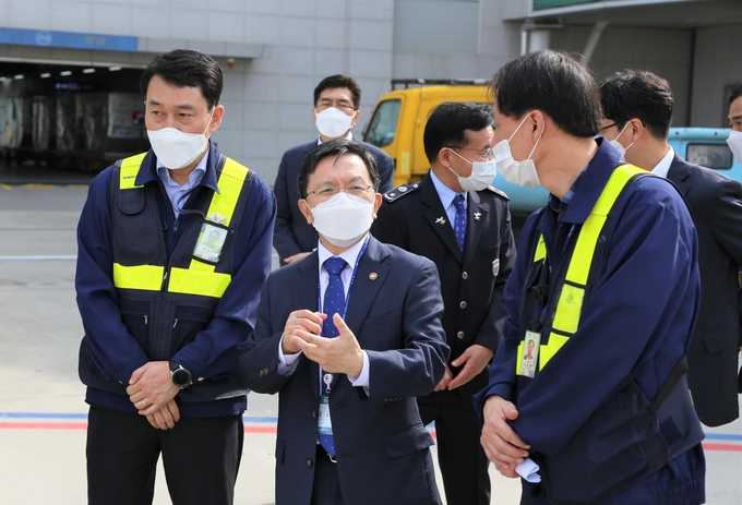노석환<왼쪽 두번째> 관세청장은 29일 오전 인천공항 제2여객터미널에서 관계자의 설명을 듣고 있다.