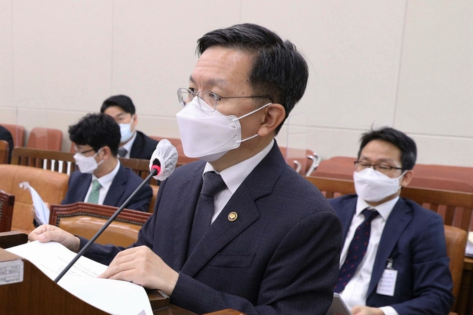 노석환 관세청장이 14일 오전 서울 여의도 국회에서 열린 기획재정위원회의 관세청에 대한 국정감사에서 업무보고를 하고 있다.<사진-관세청>