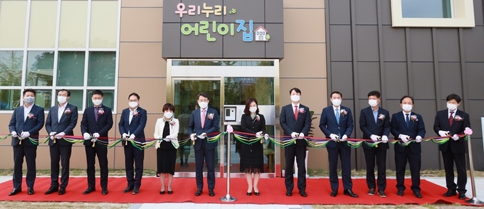 중부청 직장어린이집 이전 준공식이 15일 개최된 가운데, 이준오 중부청장과 직원 및 학부모 대표 등이 테이프 커팅을 하고 있다.