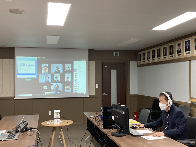 천안세관은 16일 삼성전자 등 13개 반도체 보세공장 관계자가 참여한 가운데 화상 간담회를 개최했다.