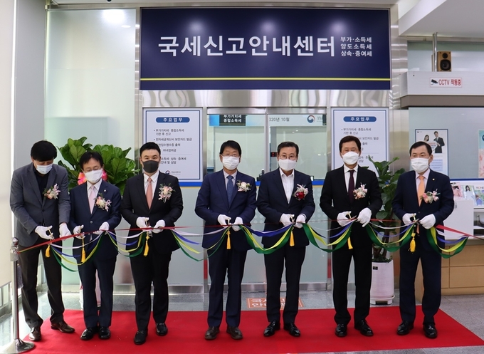 이효성(오른쪽 세번째) 성남세무서장을 비롯한 관내 세무단체 주요인사들이 15일 성남서 신고안내센터 신설을 기념한 테이프 커팅식을 갖고 있다.