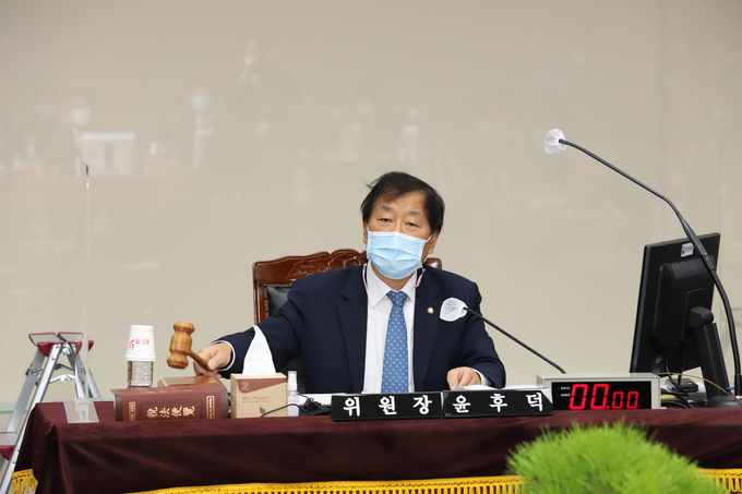 광주국세청 국정감사에서 윤후덕 감사반장이 개회선언을 하고 있다.