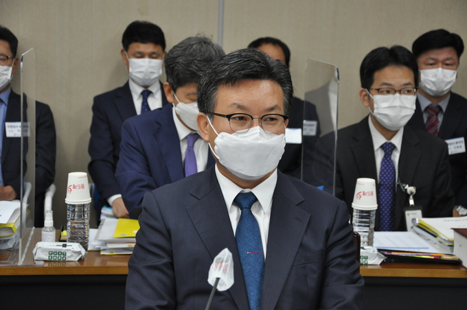 송기봉 광주청장과 광주청 국·과장들이 의원들의 질의를 경청하고 있다.