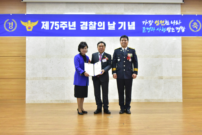 조용근 석성장학회장(가운데)은 지난 21일 서초경찰서 대강당에서 행정안전부장관 표창장을 받았다.