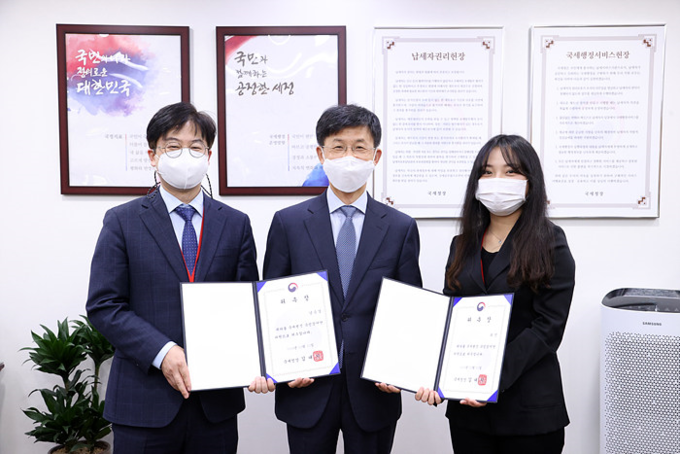 문희철(중앙) 국세청 차장이 국세행정 국민참여단 위원에게 위촉장을 전달하고 있다.<사진-국세청 제공>