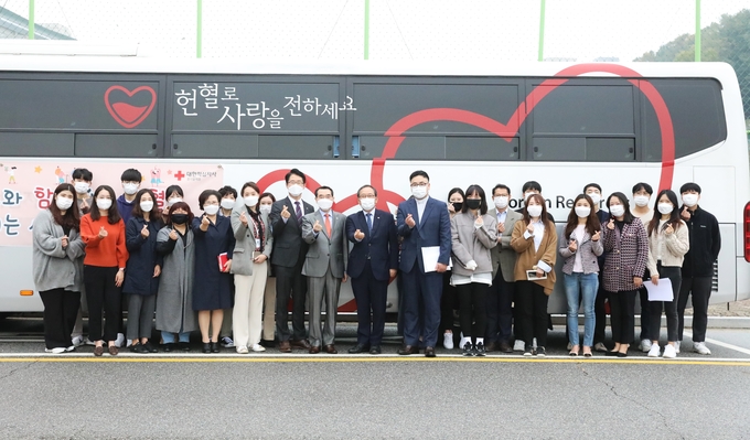 강남대학교는 지난 22일 헌혈 캠페인을 열고 교직원 46명이 헌혈 행사에 동참했다.