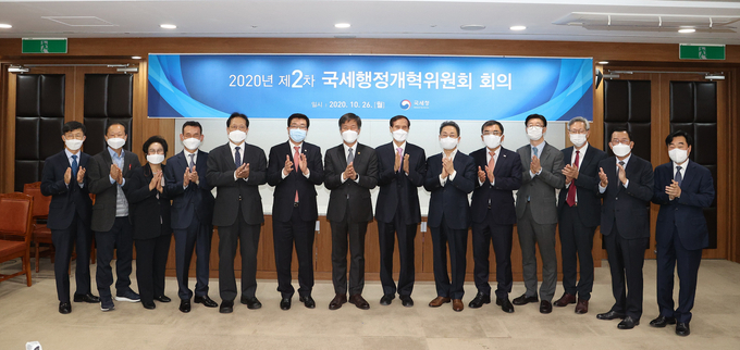 26일 서울국세청사에서 열린 2차 국세행정개혁위원회 참석자들이 기념촬영을 하고 있다. (왼쪽부터 문희철 국세청 차장, 황도수 경실련 상임집행위원장, 이정희 남평아이티 대표, 이수혁 진주물산 대표, 홍기용 납세자연합회장, 원경희 세무사회장, 김대지 국세청장, 이필상 고려대 전 총장, 안건준 벤처기업협회장, 서승원 중소기업중앙회 상근부회장, 김준기 서울대 교수, 김유찬 조세재정연구원장, 김영식 공인회계사회장, 강병구 인하대 교수. 사진=국세청)