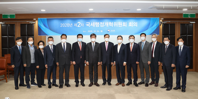 26일 서울국세청사에서 열린 2차 국세행정개혁위원회 참석자들이 기념촬영을 하고 있다.(왼쪽부터 문희철 국세청 차장, 황도수 경실련 상임집행위원장, 이정희 남평아이티 대표, 이수혁 진주물산 대표, 홍기용 납세자연합회장, 원경희 세무사회장, 김대지 국세청장, 이필상 고려대 전 총장, 안건준 벤처기업협회장, 서승원 중소중앙회 상근부회장, 김준기 서울대 교수, 김유찬 한국조세재정연구원장, 김영식 공인회계사회장, 강병구 인하대 교수. 사진=국세청 제공)