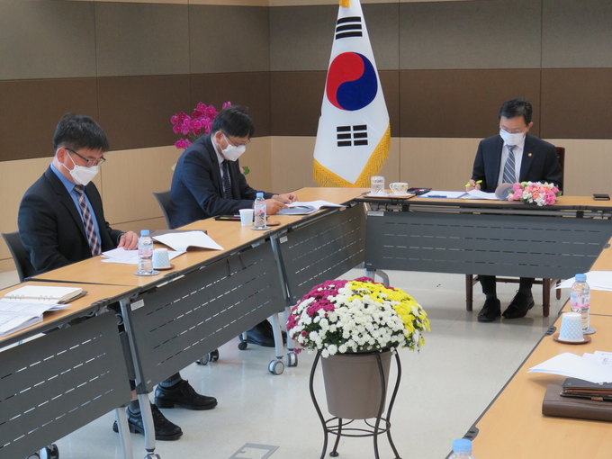 노석환(왼쪽) 관세청장이 김종호 광주세관장으로부터 업무현황을 보고받고 있다.