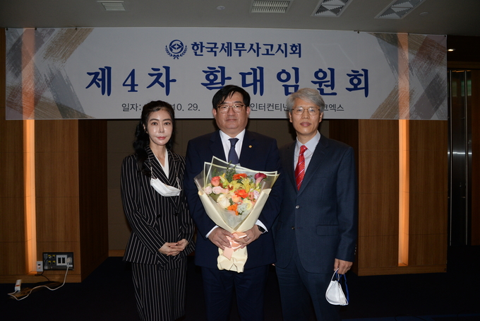 왼쪽부터 곽장미 회장, 이창식 차기 회장, 이동기 전 회장이 기념촬영을 하고 있다.